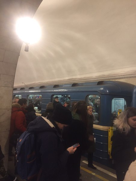 На станции метро Гражданский проспект человек упал на рельсы. Из-за этого движение поездов на красно...