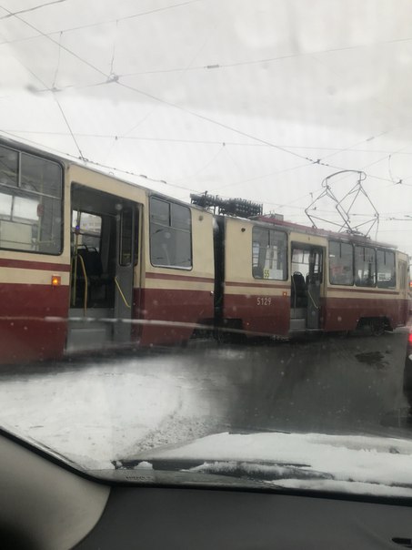 На перекрёстке Культуры и Луначарского трамвай сошёл с рельсов