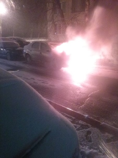В городе Колпино на Бульваре трудящихся в 3:04 горел автомобиль