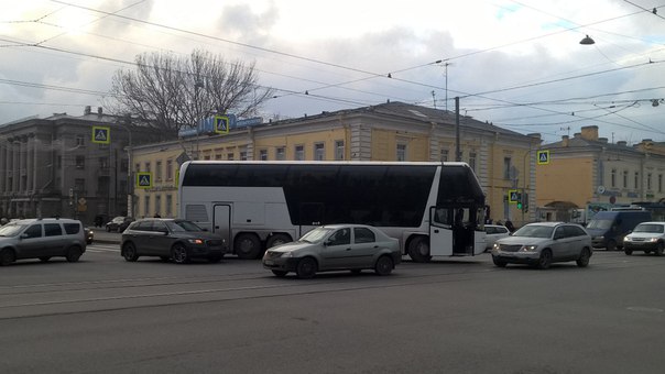 Измайловский - 1-я Красноармейская автобус при повороте притер Audi, пробка.