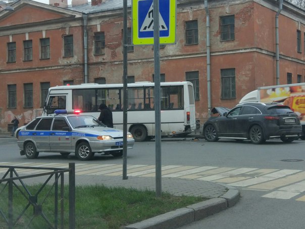 На перекрёстке Клинского и Рузовской автобус дал достойный отпор финику. Движению особо не мешает
