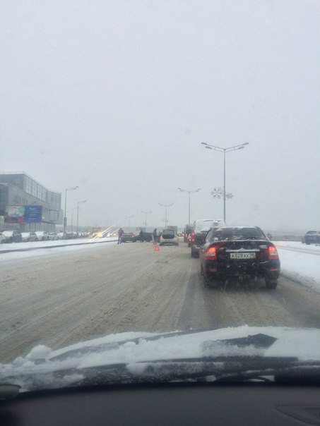4 автомобиля на Малоохтинской набережной в сторону моста А.Невского ... Свободен только правый ряд....
