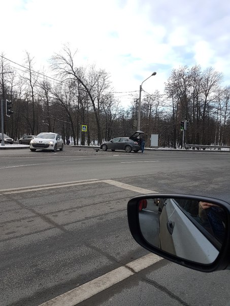 На перекрёстке Петергофского шоссе и ул. Пионерстроя столкнулись 3 машины. Проезду мешают не силь...