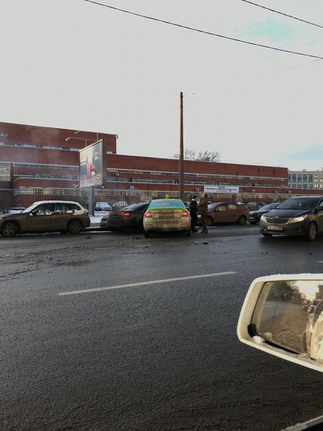 На Миргородской, Такси шло на разворот, слева ехала audi. Плюс припаркованный кия пострадал. Служб п...