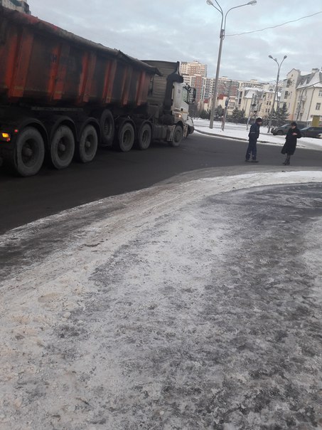 Фургон и МКМ стоят на пересечении Парашютной и Репищевой. Мешают проезду.