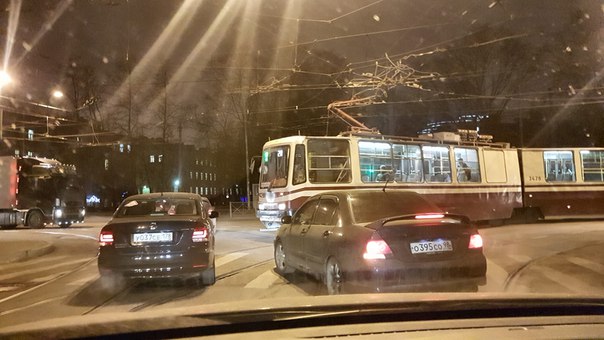 Сломался трамвайчик на перекрестке Лебедева и Комсомола. Если не починят - пробке быть!