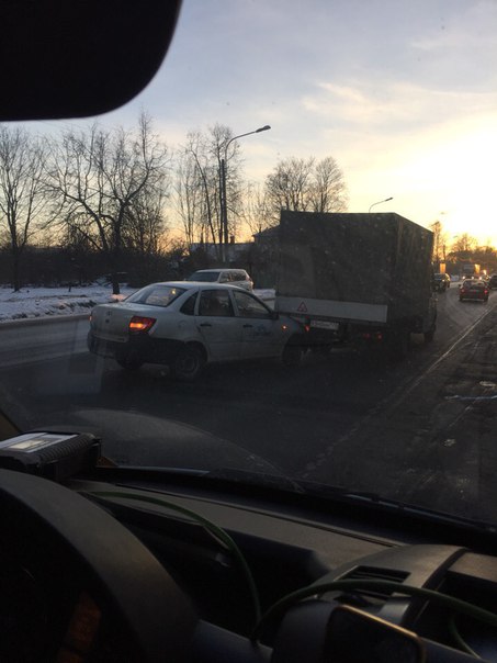 Гранта приехала в Газель на Таллинском шоссе в сторону Красного села, перед перекрёстком Анинское шо...