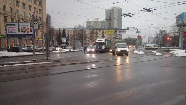 На Светлановской площади по Энгельса фура подтерла легковушку.