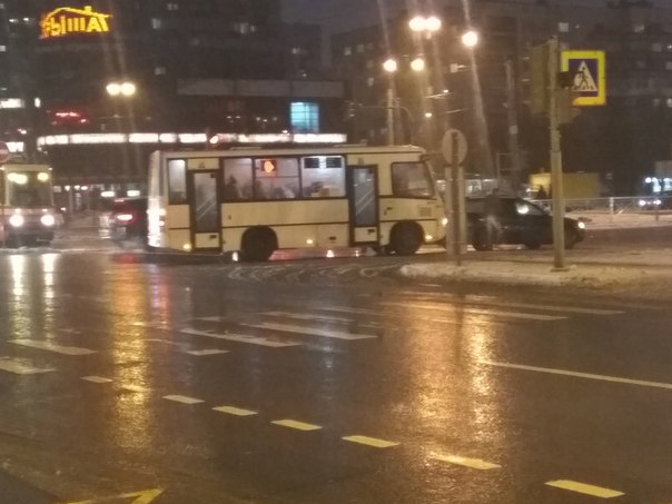 На одном из постоянных мест встреч К 99 и Пассат не пускают трамваи проехать через перекресток Про...