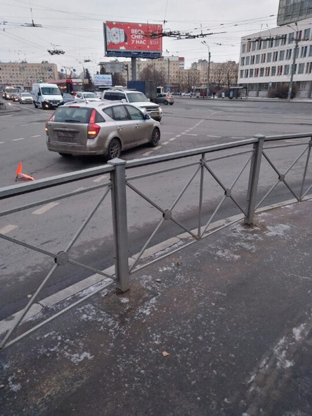 Авария на Красногвардейской площади, трамваи стоят в сторону метро. ДПС пока нет. Актуально на 12:20...