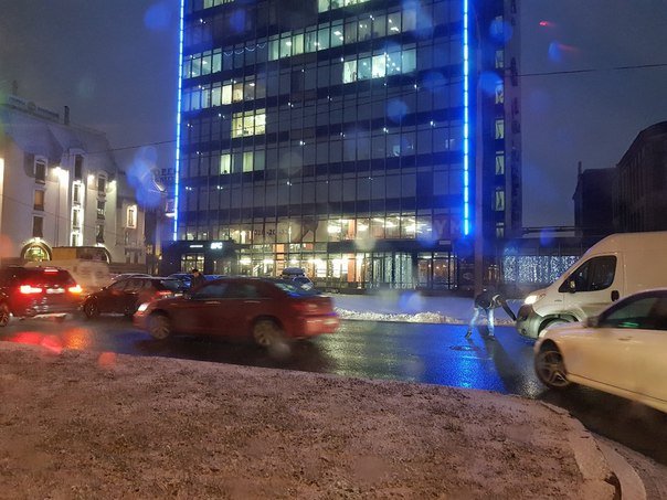 На Пироговской набережной напротив БЦ Нобель audi и микроавтобус в центральном ряду не уступили на р...