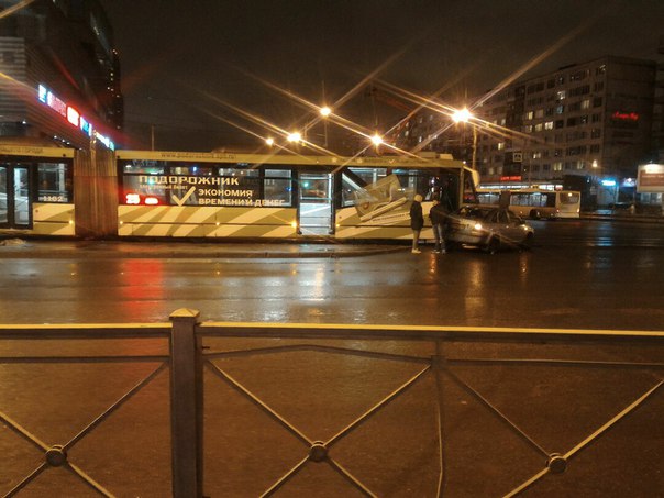 У Международной, трамваи стоят в направлении Бухарестской. Вроде не мешают