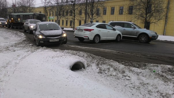 г. Пушкин. Новодеревенская улица. Проезду мешают. Собирается хвост от Славянки к переезду.