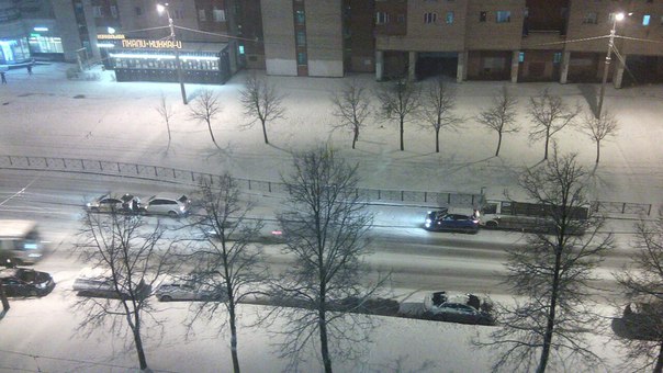 Из-за сильного снегопада сразу два ДТП с участием маршрутки на проспекте Ветеранов напротив 141 дома...