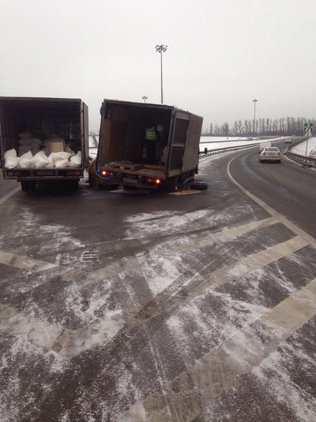 Аккуратней у съезда на Шафировский у грузовика оторвало колесо пробки нет.