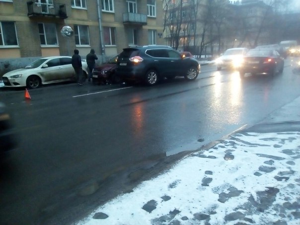 На Варшавской улице у дома 19 корпус 2 столкнулись Nissan и Лада, у Лады разбита передняя левая част...