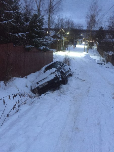 Помогите кто нибудь, застрял. В деревни Овраги, 110 км от Питера. Рядом есть столб, нужна машина с л...