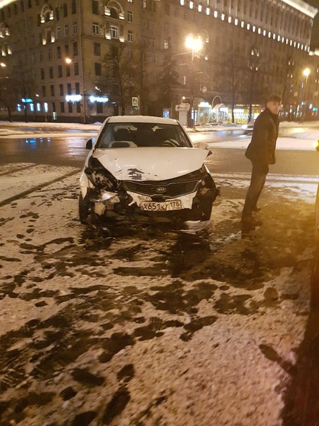 На Московском проспекте 193, на перекрёстке столкнулись Киа и Chevrolet