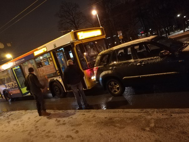 На Каменноостровском автобус остановился немного задев внедорожник