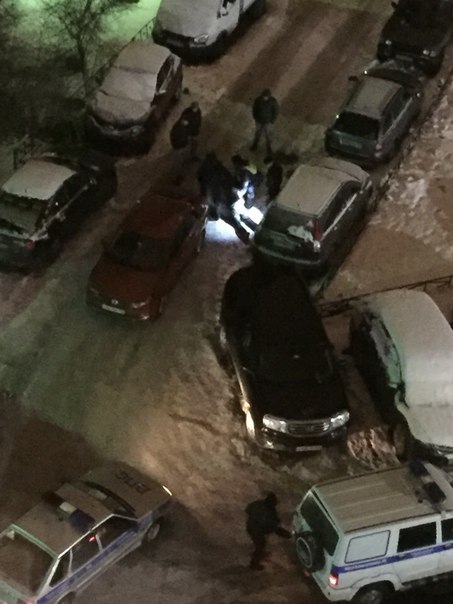 На Ул.Савушкина во дворе дома 133 мужчина на VW Polo зацепил 2 припаркованные машины,вступил в драку...