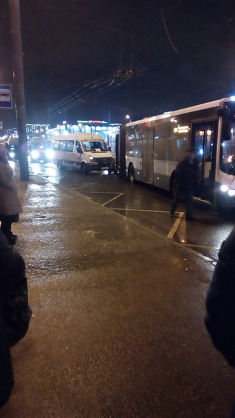Встретился автобус с маршруткой на остановке около метро Пионерская, вечно спешащие маршрутчики не д...