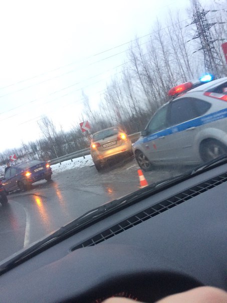 ДТП на подъезде в Меге. У москвича «Hyundai» перед вмят! Нуу.. опять же Hyundai прочная машина.