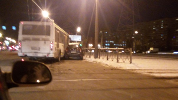 На Доблести, после Петергофского шоссе, автобус ушатал легковушку! Проезд затруднён