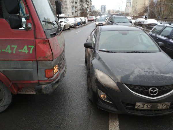 ДТП на Лени Голикова 26 движение затруднено. Mazda и выезжающий из двора груженый эвакуатор.