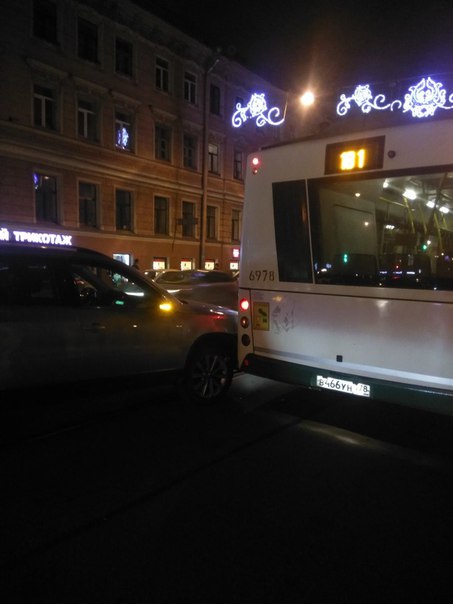 На Садовой у Юсуповского Сада, Тигуан зачем-то въехал в 181 автобус, пассажирам сказали досвидули и ...