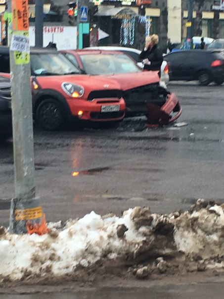 На перекрестке Просвещения и Есенина столкнулись Mini Cooper и Ford Fusion, вроде никто не пострадал...