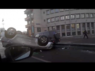 На Московском проспекте у администрации района перевернулась машина