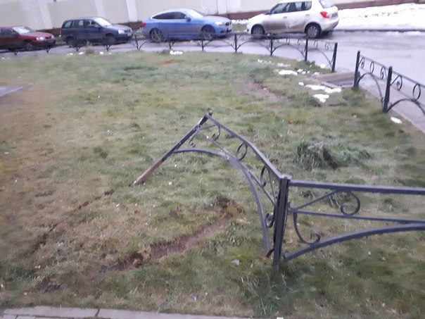Вот так сурово кто-то разворачивался сегодня утром по газонами и припаркованными машинам на Передови...