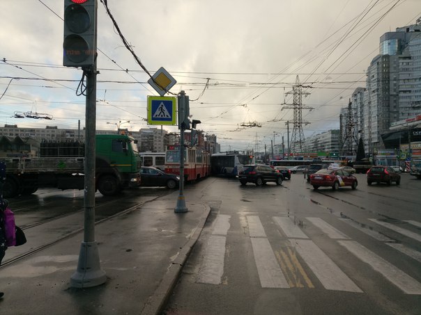 На пересечении Коломяжского и Испытателей трамвай и троллейбус не поделили дорогу. Пробка есть. http...