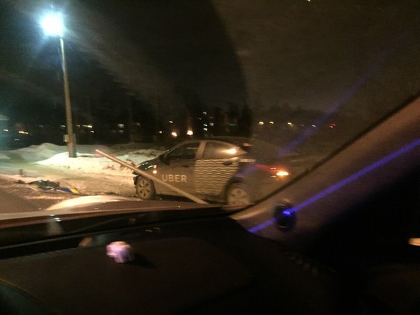 В Пушкине, у переезда московского шоссе в сторону Тярлево. Водитель известного такси перепутал съезд...