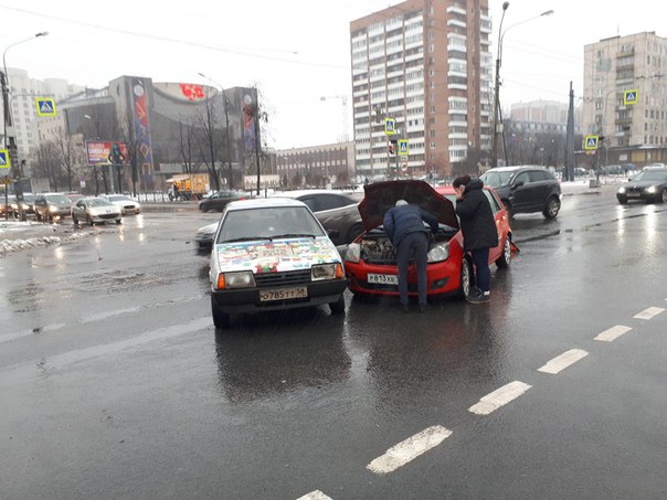 На перекрестке Шаумяна и Заневского , водители ВАЗ21099 и Фиесты не поняли очередность проезда