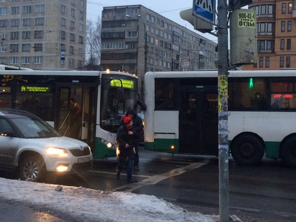 На перекрёстке Славы и Бухарестской со стороны, как ехать с метро Международной 2 автобуса столкнули...