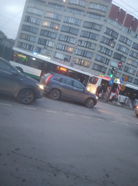 У метро Лиговский проспект машина врезалась в автобус, встали все трамваи и автобусы по направлению ...