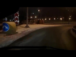 Мусоровоз лег отдохнуть при выезде на Кад с Волхонского шоссе в районе Володарки.