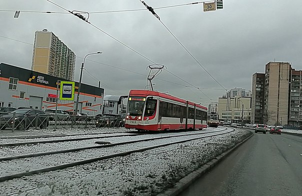 БМВ не проскочил перед Митсубиси с Дыбенко на Дальневосточный, 39 и 27 трамваи стоят по Дыбенко.