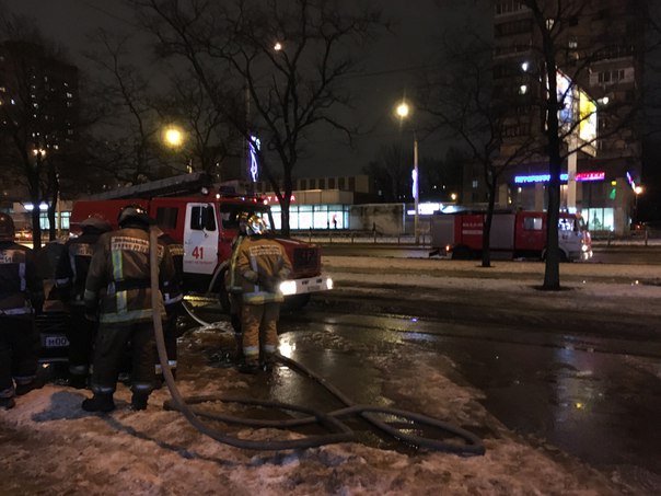 На Ленинском проспекте у дома 133 пожарные вскрыли внедорожник