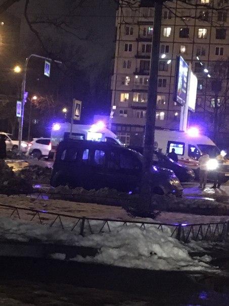 Сбили женщину на пешеходном переходе на Светлановском пр. 106 , водитель на месте, скорые тоже, ДПС ...
