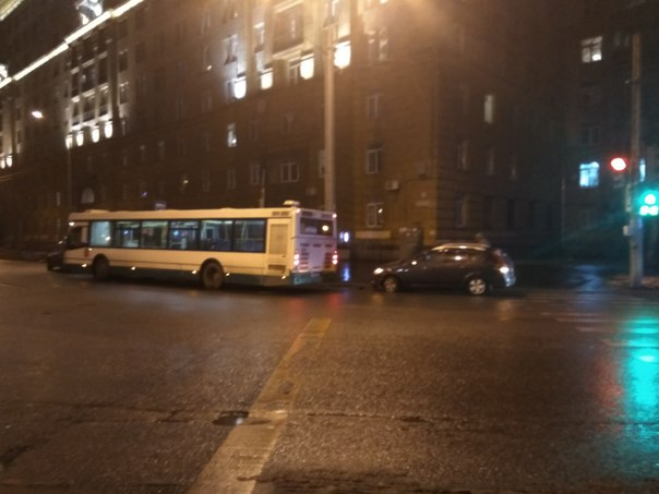 На Автовской улице притерлись автобус и легковой автомобиль.
