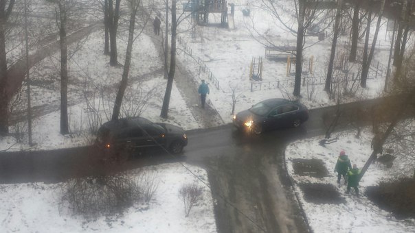 Вот так народ разъезжается. Суббота-никто никуда не торопится)) 20 мин.точно стояли)) Пискаревский п...