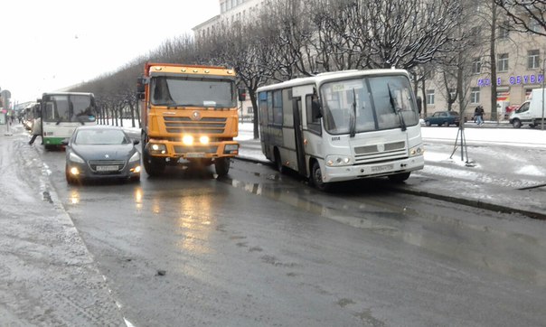 Новочеркасский от Таллинской к Заневскому полностью перекрыт самосвалом и Peugeot . Автобусам не проеха...