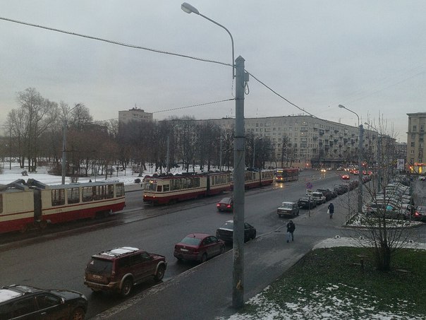 Стоят трамваи на Новочеркасской в сторону Красногвардейской площади.