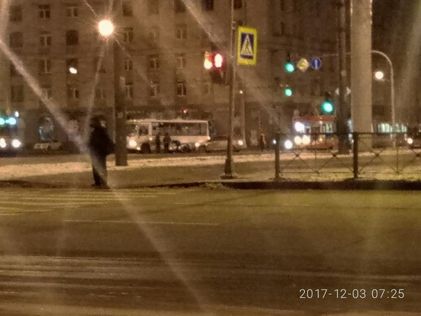 На Светлановской площади такси въехало в маршрутку. Стоит трамвай