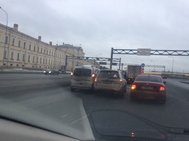 Дтп на Пироговской наб. при заезде на Литейный мост