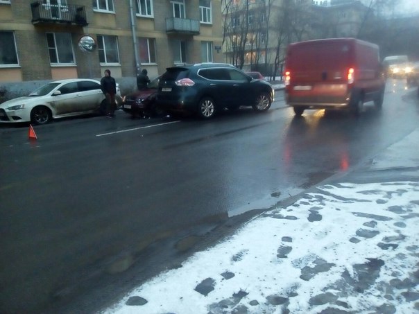 На Варшавской улице у дома 19 корпус 2 столкнулись Nissan и Лада, у Лады разбита передняя левая част...
