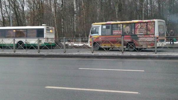 Рядом с перекрестком Энергетиков и Партизанской, маршрутка притерла автобус.