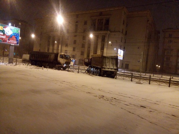 На перекрёстке Ивановской и Седова в сторону Сортировочной у водителей самосвалов не доброе утро